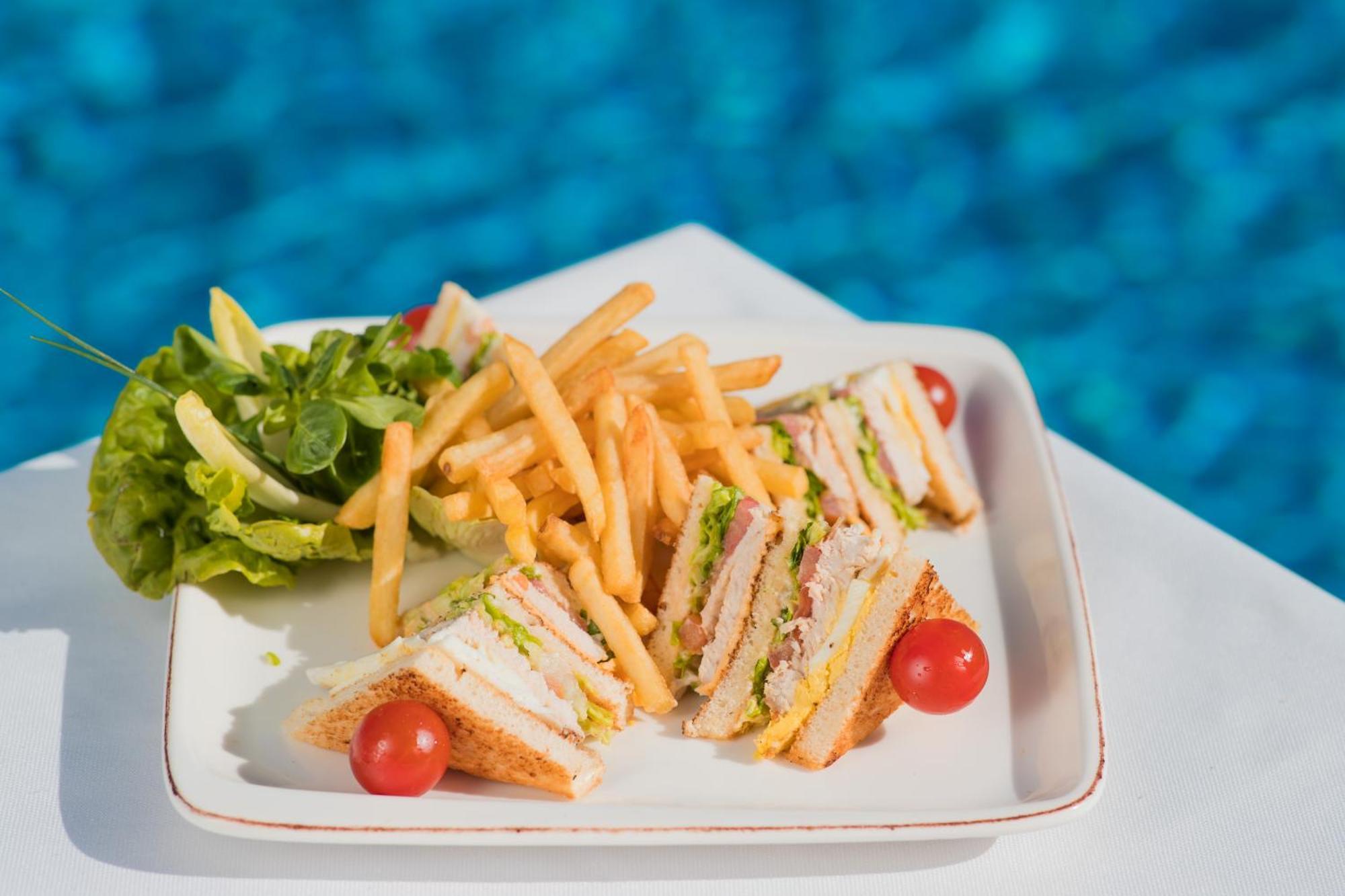 Grand Mogador Agdal & Spa Marrakesh Ngoại thất bức ảnh A club sandwich with chips and salad